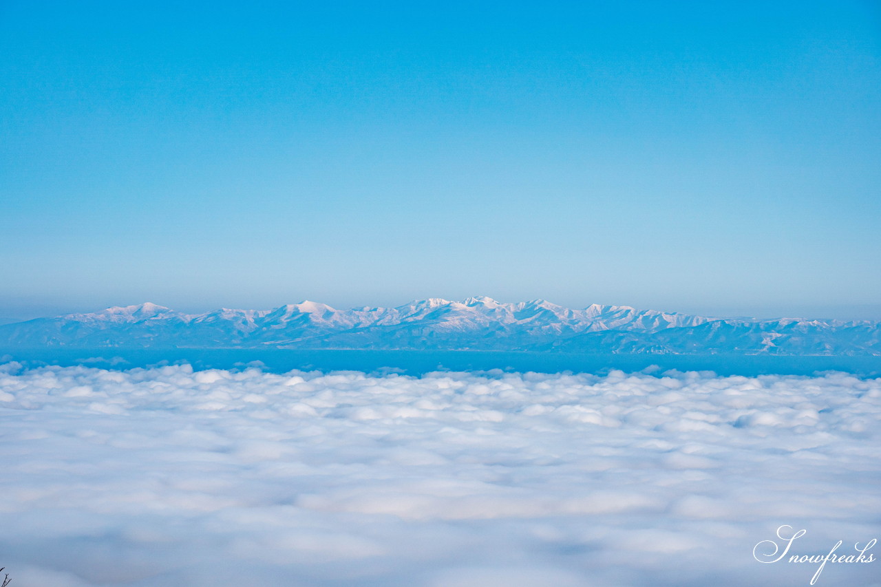 小樽天狗山スキー場　大雲海発生！息を吞む絶景とドライパウダー。北海道の雪山の魅力が詰まったローカルゲレンデを滑る！